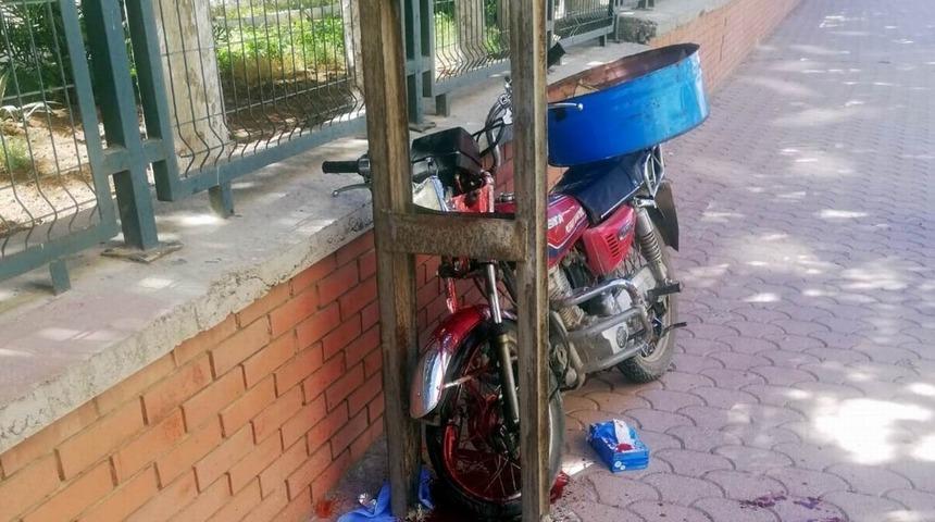Motosiklet elektrik direğine çarptı: 1 yaralı