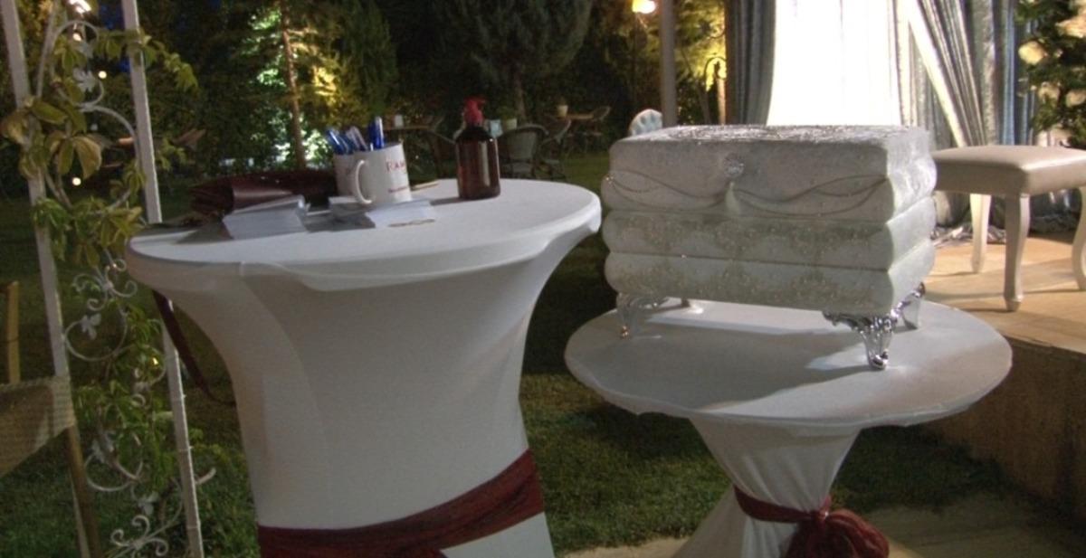 Aşiret d&uuml;ğ&uuml;n&uuml;nde takılar gelin ve damada değil sandığa atıldı