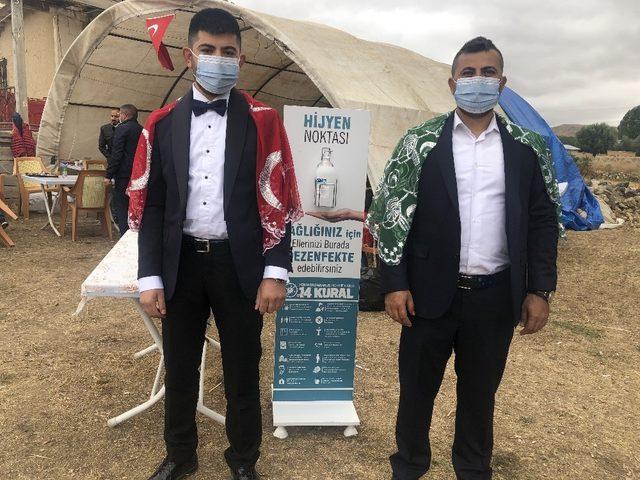 Damattan davetlilere maske ve dezenfektan ikramı