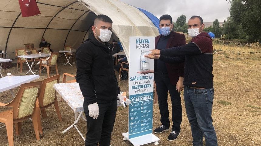 Damattan davetlilere maske ve dezenfektan ikramı