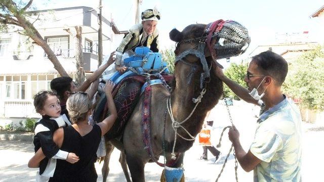 Burhaniye'de 'Mehterli, develi' sünnet düğünü