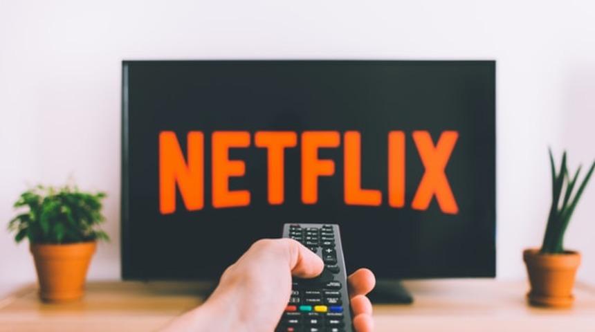 Netflix kullanıcısına yepyeni bir s&uuml;rpriz hazırlıyor! Karışık oynat &ouml;zelliği ile..