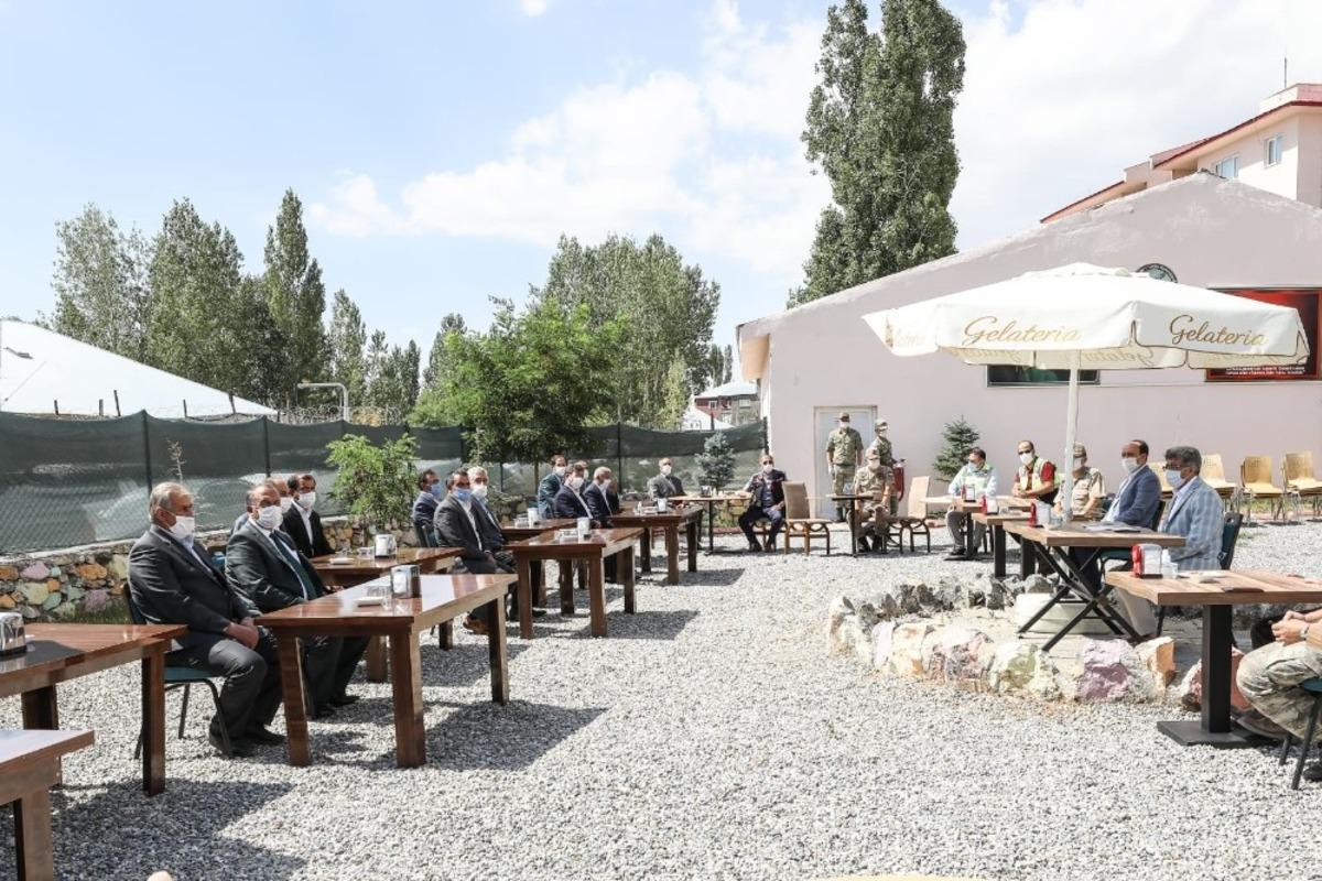 Vali Mehmet Emin Bilmez, Başkale depreminde zarar g&ouml;ren mahalle muhtarlarıyla bir araya geldi