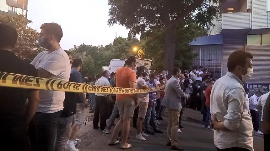 İstanbul'da korkun&ccedil; kaza! K&ouml;peğe &ccedil;arpmamak i&ccedil;in manevra yapan motosiklet direğe &ccedil;arptı