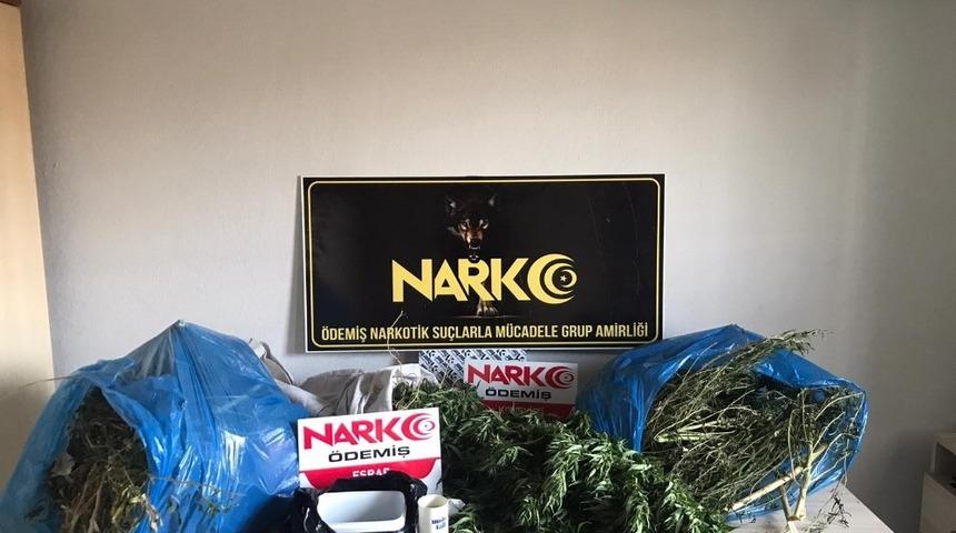 İzmir&rsquo;de zehir tacirlerine darbe