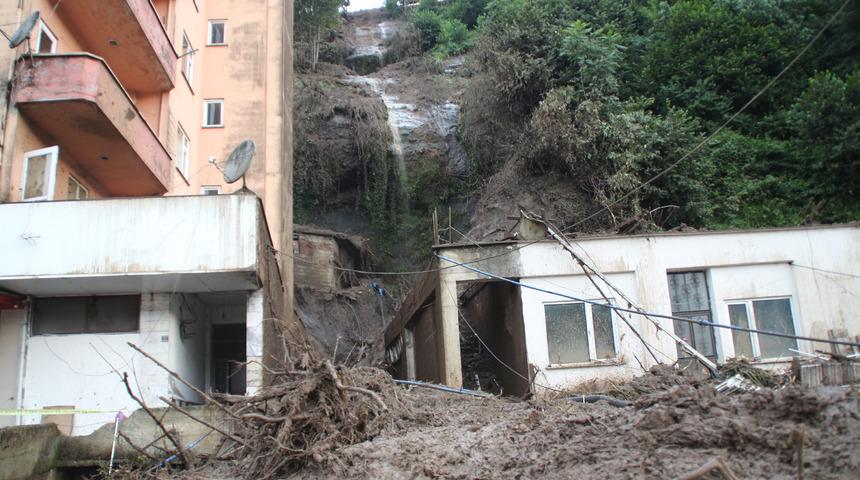Rize'de heyelanın boyutu g&uuml;n ağarınca ortaya &ccedil;ıktı