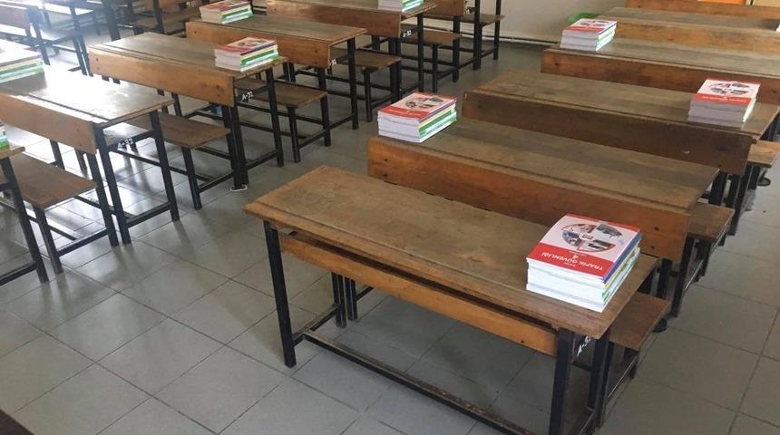 Ders kitapları okullara dağıtıldı