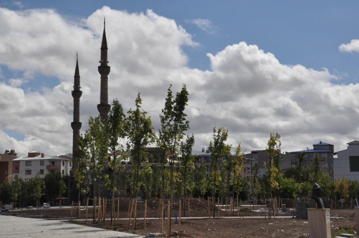 Tarihi Fethiye Cami ağa&ccedil;lar arasında kayboldu