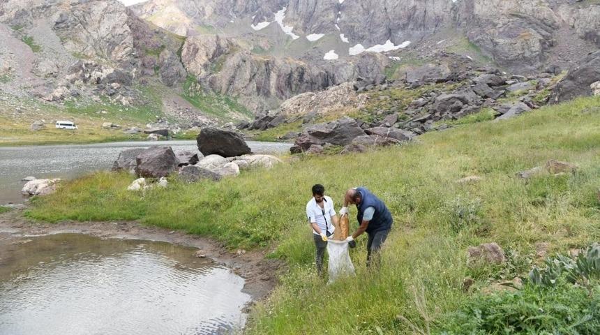 3 bin 450 rakımlı Cilo-Sat göllerinde çöp topladılar