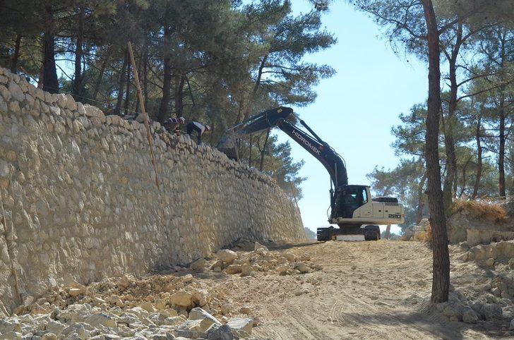 Kuşadası’nda Yeni Asri Mezarlıkta düzenleme çalışması yapılıyor G2