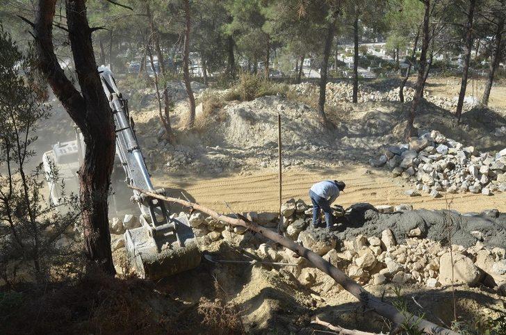 Kuşadası’nda Yeni Asri Mezarlıkta düzenleme çalışması yapılıyor G3