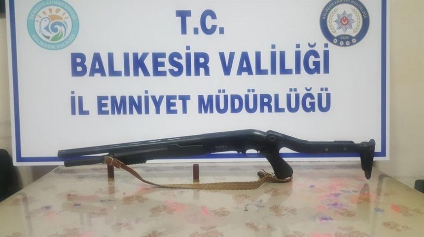 Balıkesir&rsquo;de polis 3 silah yakaladı