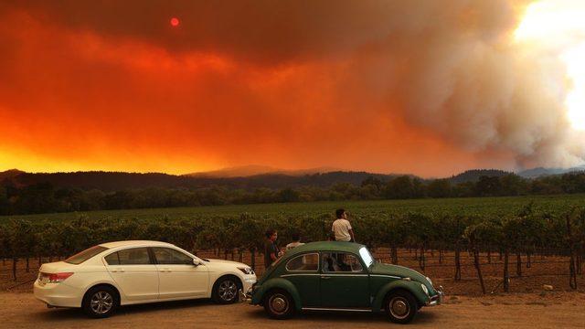 Binlerce kişiden evlerini tahliye etmeleri istendi. Alevler, şarap üretimiyle ünlü Napa Vadisi'ne doğru ilerliyor.