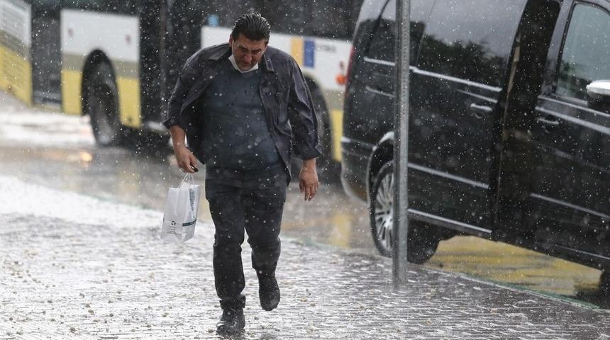 Bayburt&rsquo;ta g&ouml;k g&uuml;r&uuml;lt&uuml;l&uuml; sağanak yağış bekleniliyor