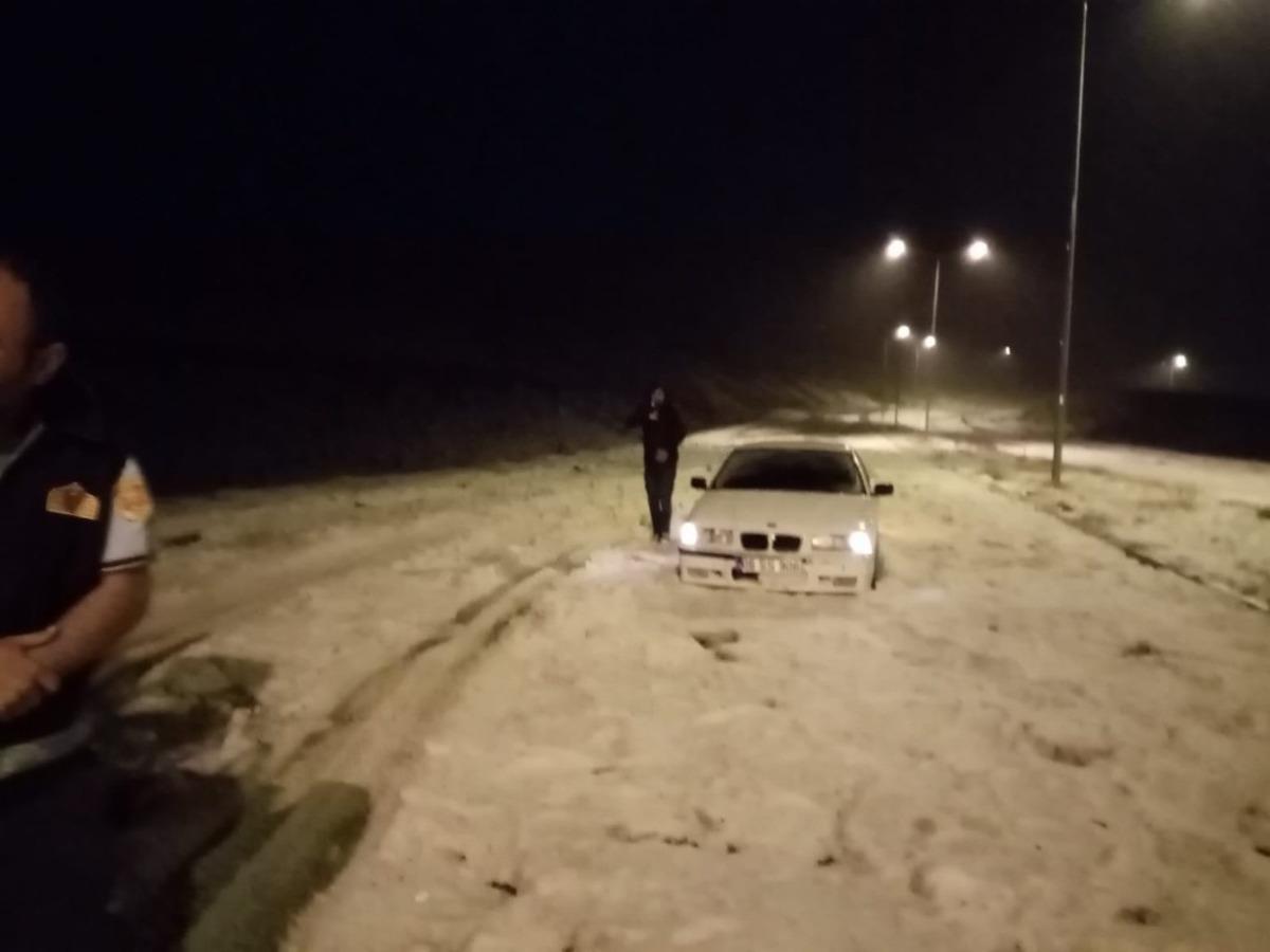 Yağan dolu ara&ccedil;ların mahsur kalmasına neden oldu