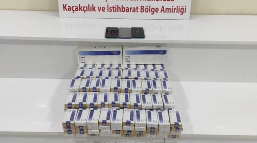Sınır kapısında ka&ccedil;ak telefon ile ka&ccedil;ak sigara ele ge&ccedil;irildi