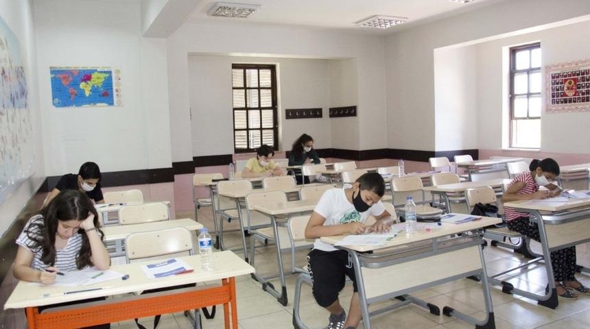 &Ouml;ğrenciler bursluluk sınavı &ouml;ncesinde ter d&ouml;kt&uuml;