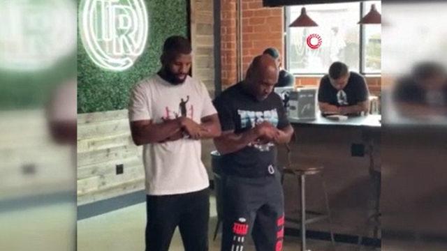 Badou Jack ve Mike Tyson beraber namaz kıldı