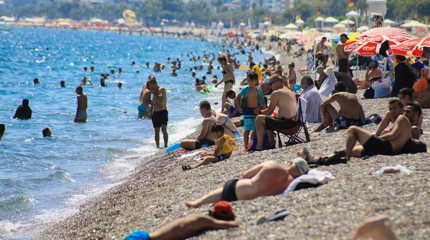 Antalya'da endişelendiren g&ouml;r&uuml;nt&uuml;! Koronavir&uuml;s tedbirleri unutuldu