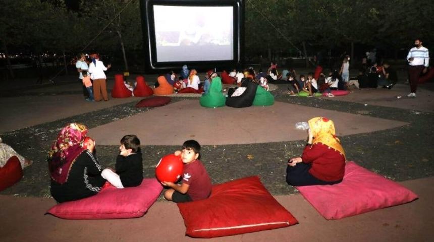 Dilovası&rsquo;nda a&ccedil;ık havada sinemaya yoğun ilgi