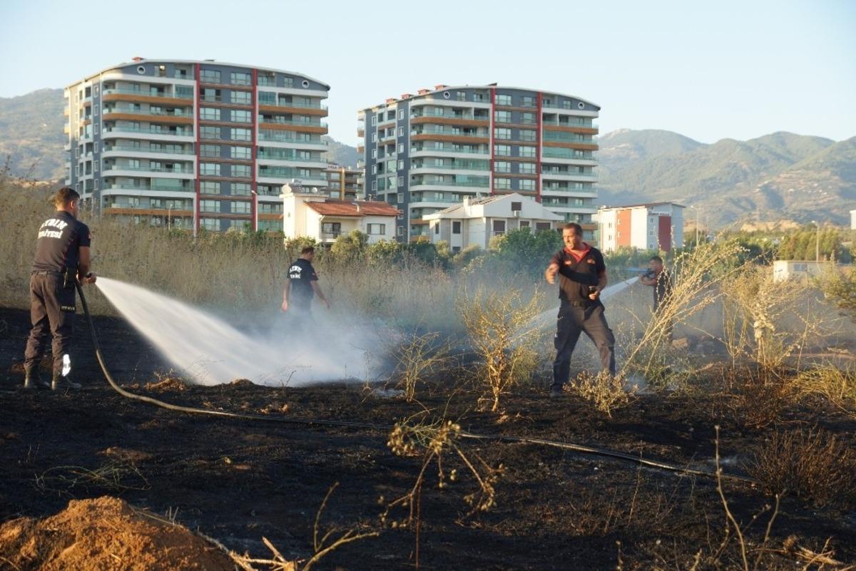 Otluk alandaki yangın evlere ulaşmadan s&ouml;nd&uuml;r&uuml;ld&uuml;