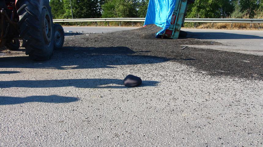 Tokat'ta 3 kişinin yaralandığı kazada yola saçılan çekirdekleri vatandaşlar topladı