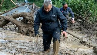 AK Parti Milletvekili Hasan Turan Giresun'da felaket bölgesine giderken heyelana yakalandı