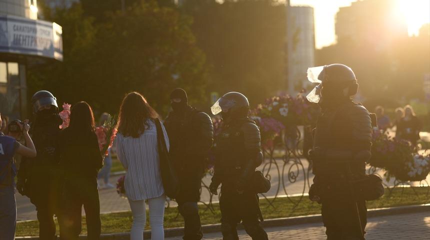 Belarus'ta gerilim d&uuml;şm&uuml;yor! İnfial yaratan g&ouml;r&uuml;nt&uuml;: Cumhurbaşkanı silahla...