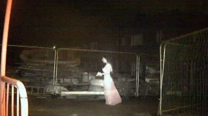 Şantiyede g&ouml;r&uuml;len gizemli hayalet kadın fig&uuml;r&uuml; korku yarattı