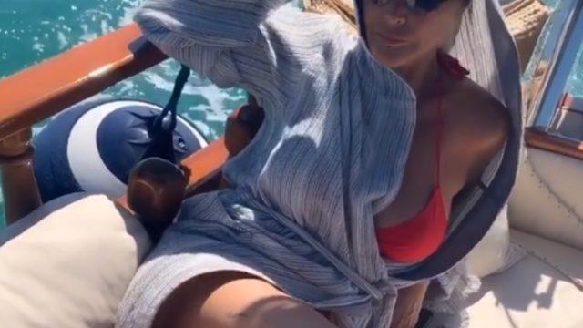 Hülya Avşar'dan bikinili balkon pozu! Açma-germe yaptı