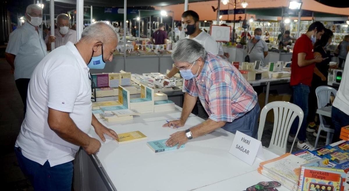 Fikri Sağlar, Kuşadası&rsquo;nda okurlarıyla bir araya geldi