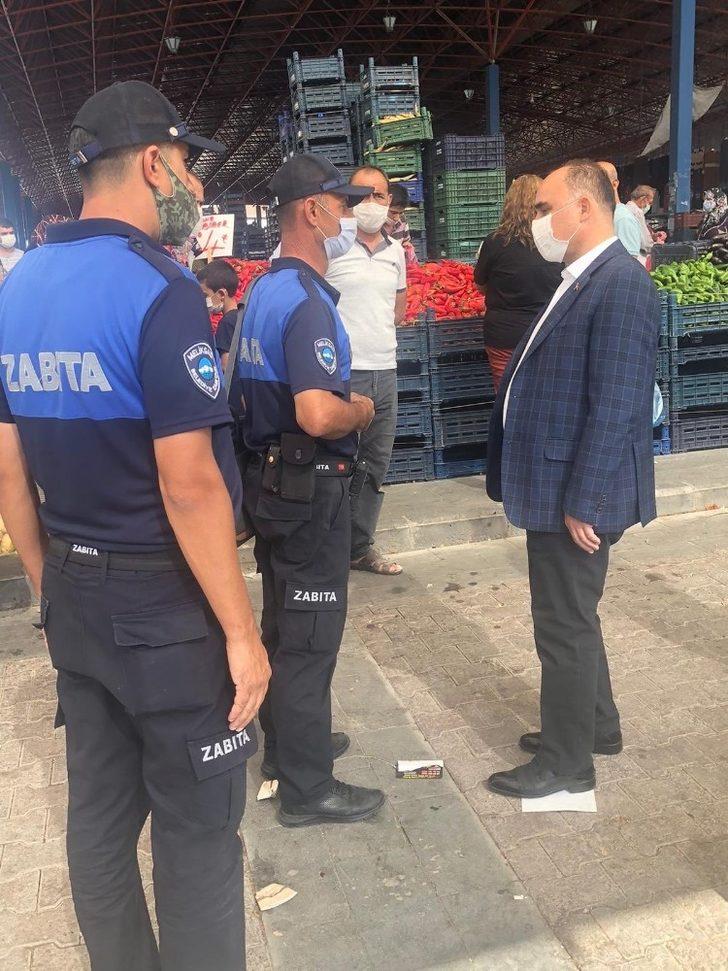 Vali, şikayetlerin geldiği pazarda maske denetimi yaptı G3