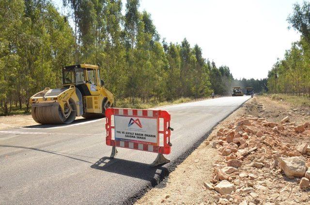 Tarsus’ta grup yollarında asfalt çalışması yapılıyor