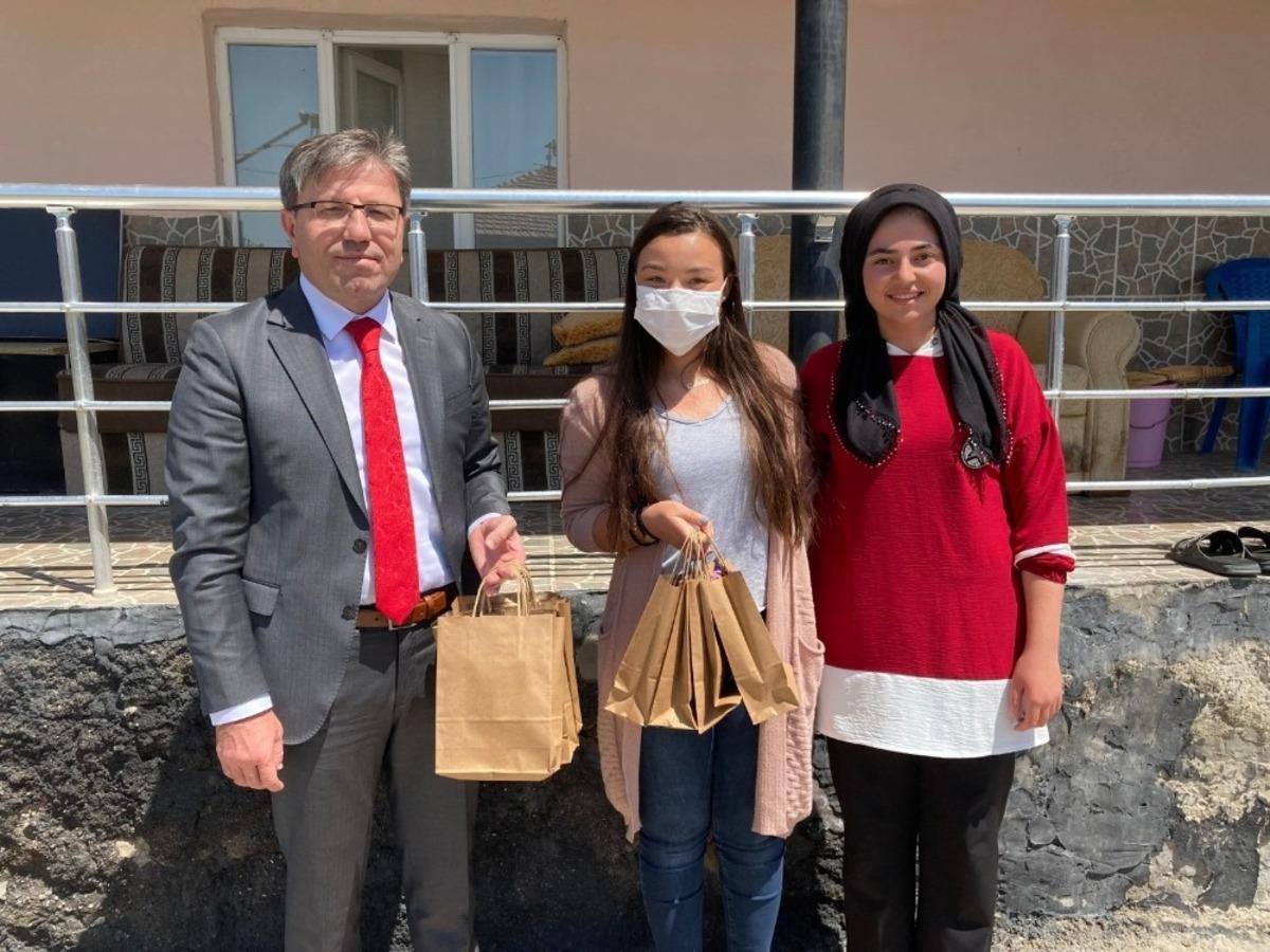 Lise son sınıf &ouml;ğrencisinin kitap isteğine Vali kayıtsız kalmadı