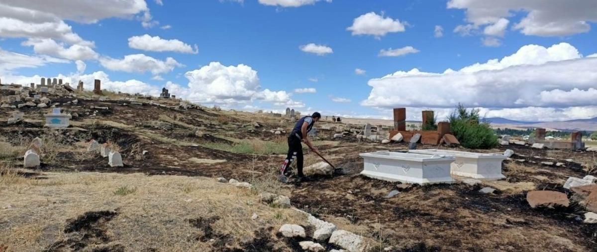 Erciş Sel&ccedil;uklu mezarlığında yandın