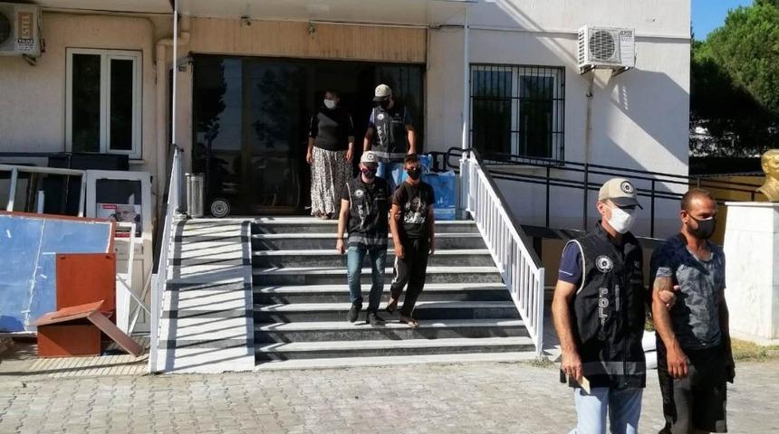 &Uuml;&ccedil; kuzen hırsızlık yaparken yakalandı