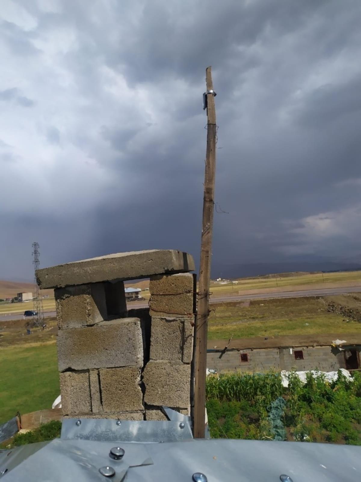 &Ccedil;atıda bulunan internet alıcısına yıldırım d&uuml;şmesi korkuya neden oldu