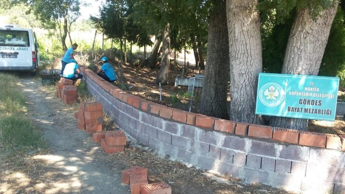 Manisa&rsquo;da mezarlık bakımları aralıksız s&uuml;r&uuml;yor