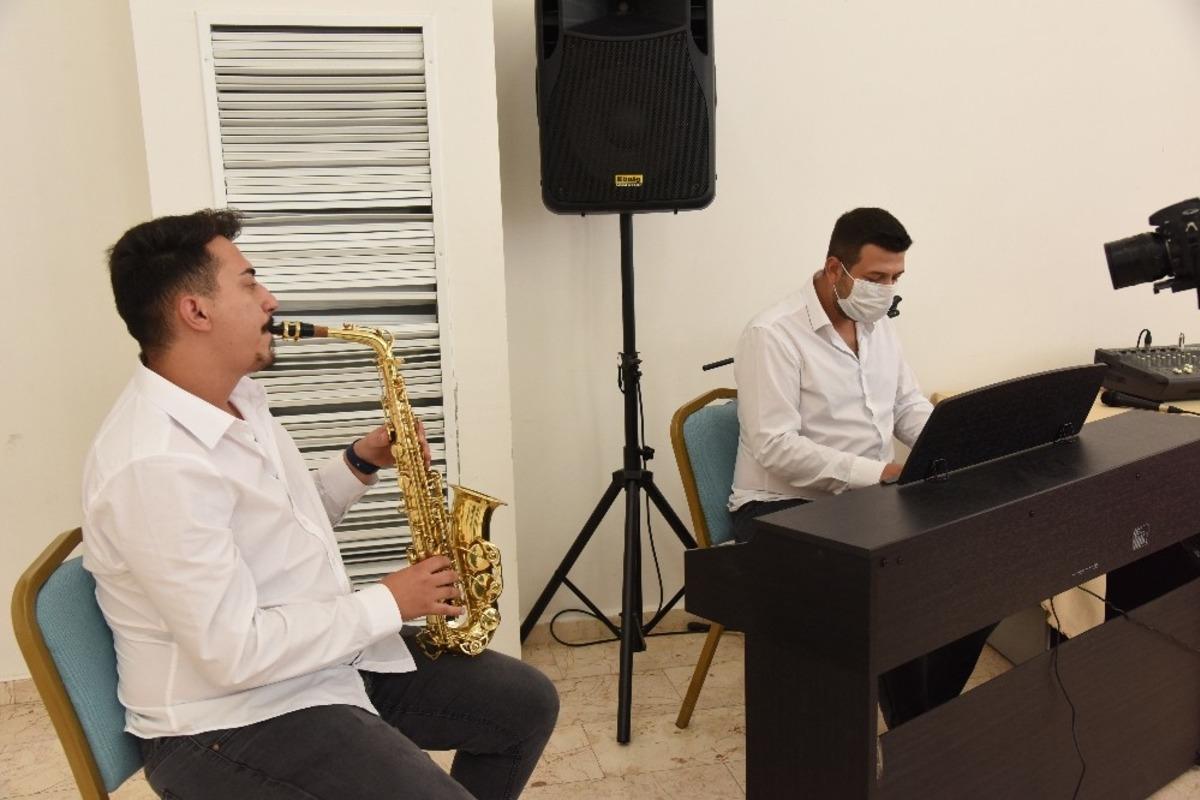 Nikah kıyan &ccedil;iftlere belediyeden canlı m&uuml;zik s&uuml;rprizi