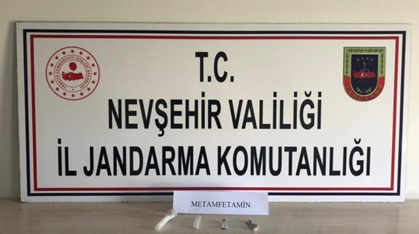 Jandarma ekipleri uyuşturucudan 3 ş&uuml;pheliyi g&ouml;zaltına aldı