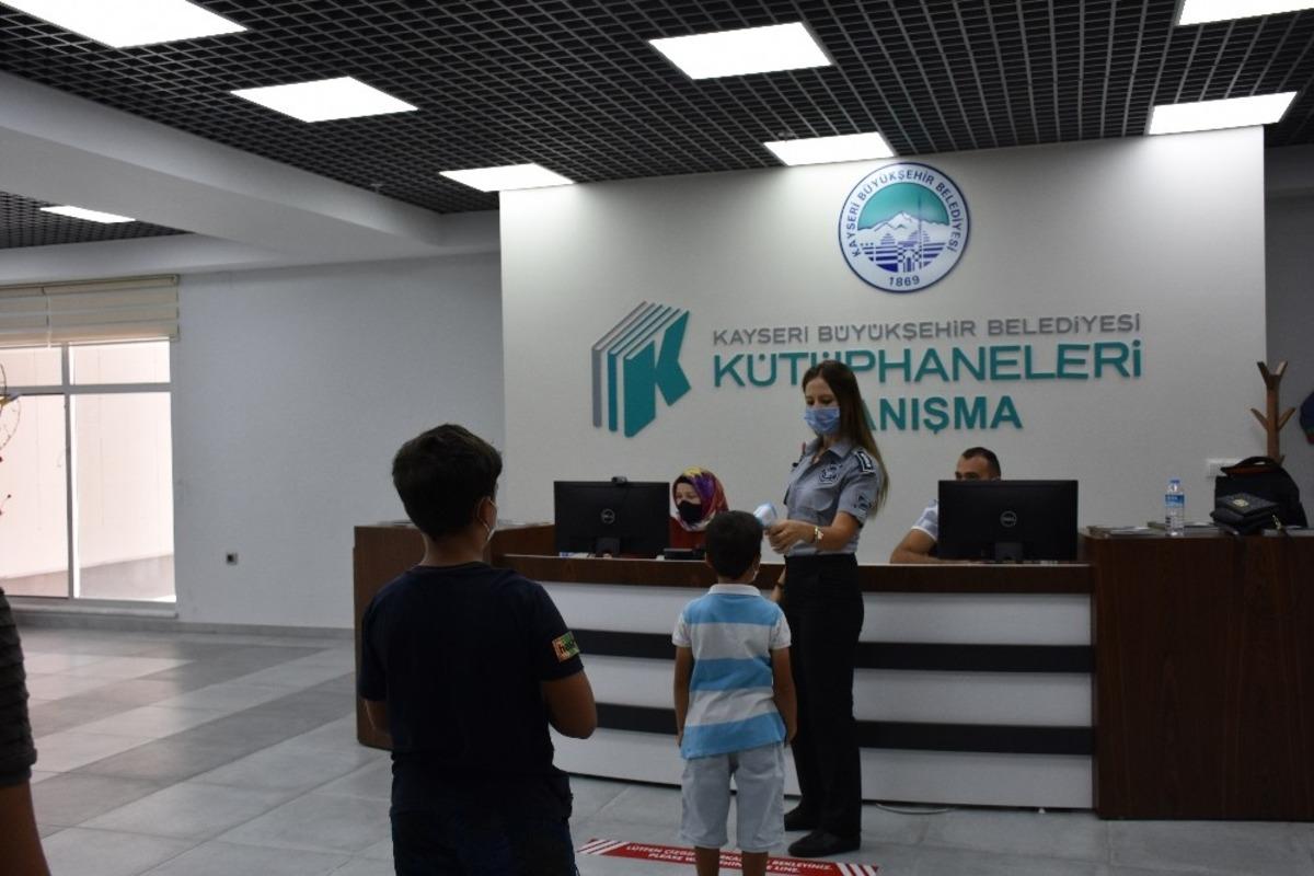 K&uuml;t&uuml;phaneler sıkı Covid-19 tedbirleri ile okuyuculara hizmet veriyor