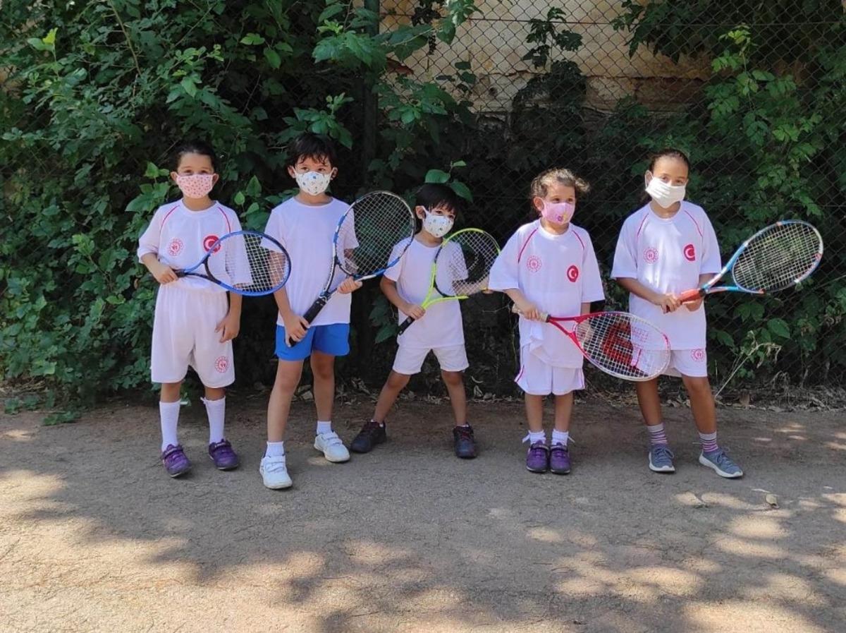 Salihli&rsquo;de minikler tenis &ouml;ğreniyor