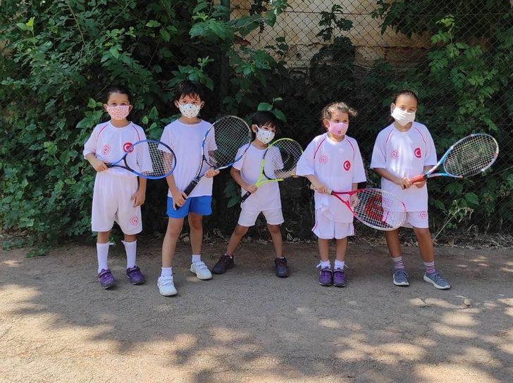 Salihli’de minikler tenis öğreniyor G1