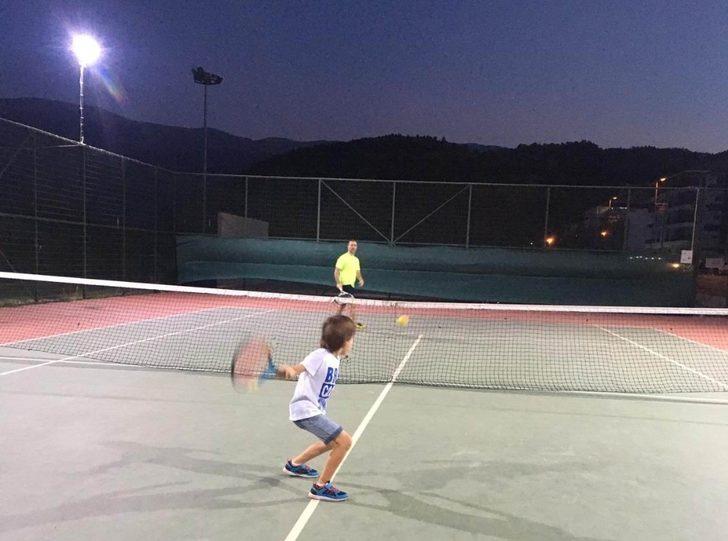 Salihli’de minikler tenis öğreniyor G2