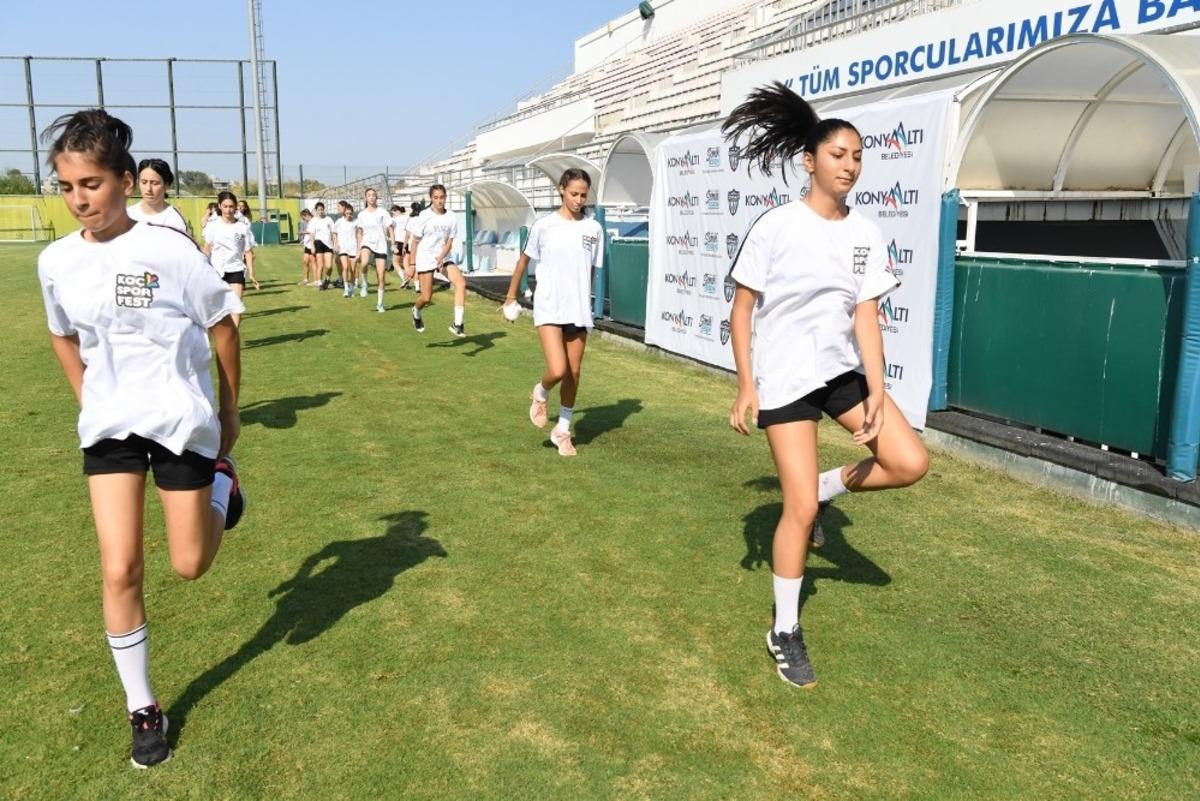 S&uuml;per Ligi&rsquo;nin yeni takımı Konyaaltı Belediyesi  Kadın Hentbol Takımı ilk idmana &ccedil;ıktı