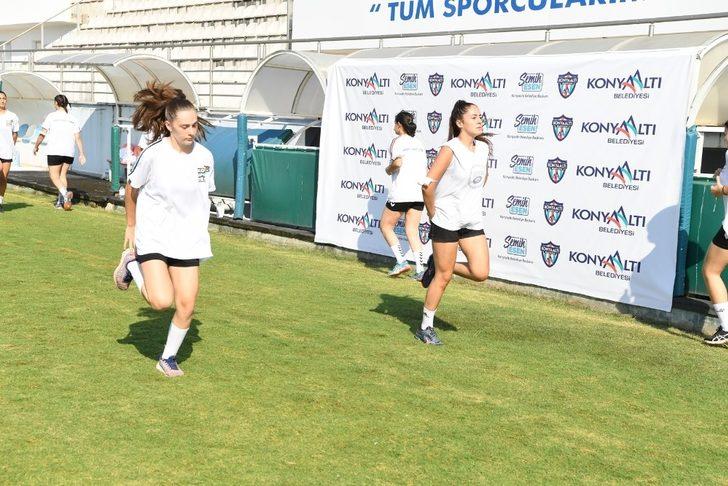Süper Ligi’nin yeni takımı Konyaaltı Belediyesi  Kadın Hentbol Takımı ilk idmana çıktı G4