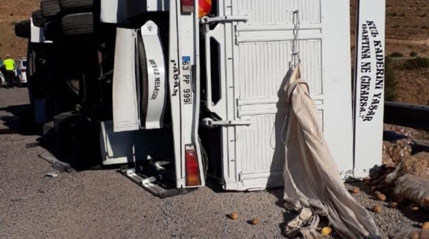 Patates y&uuml;kl&uuml; kamyon devrildi