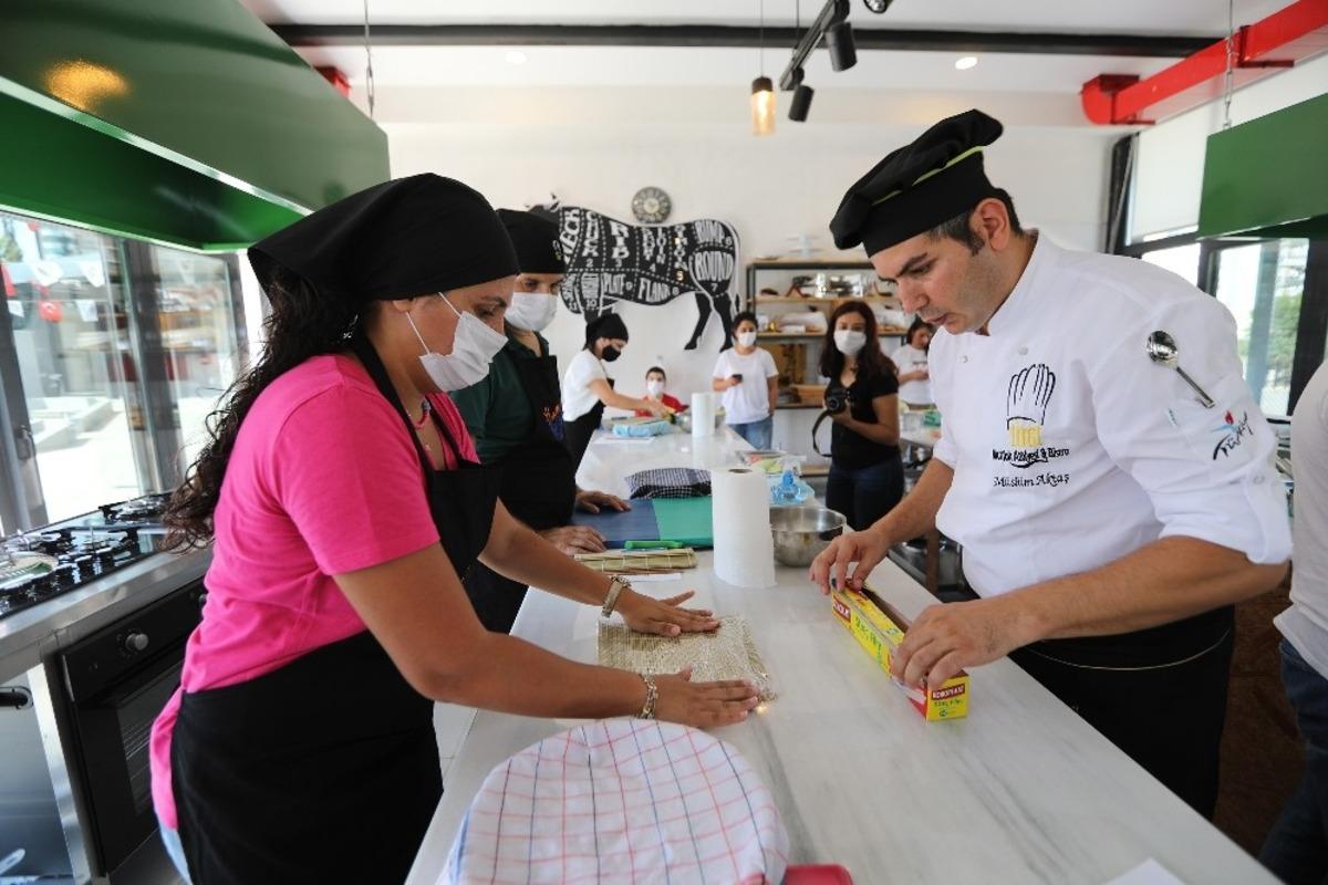 Tırat mutfak at&ouml;lyesinde ilk ders heyecanı