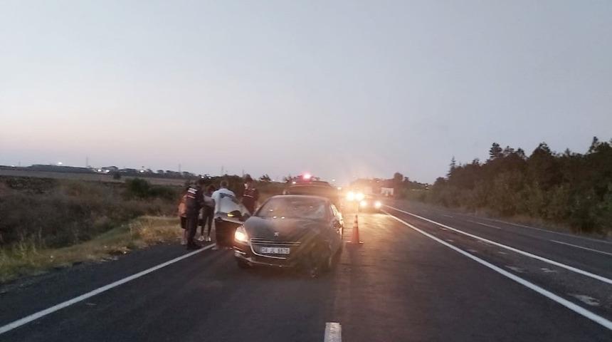 Trafik levhasına &ccedil;arptı