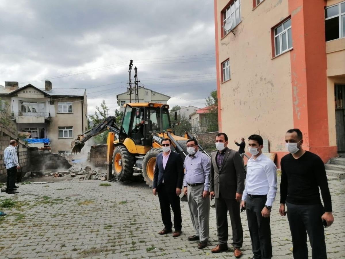 Sarıkamış&rsquo;ta eski m&uuml;ft&uuml;l&uuml;k binası yıkılıyor